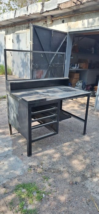 Продам верстаки  2 шт.