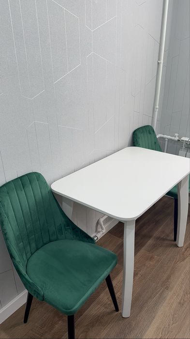 Продам стол и стулья для кухни новые совсем