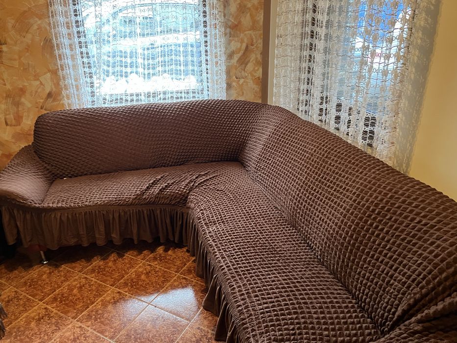 Диван кожен с покривало