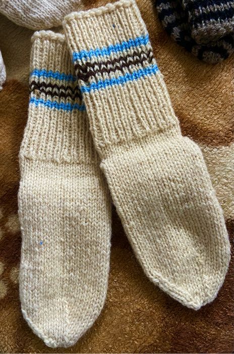 Вълнени ръчно изплетени чорапи