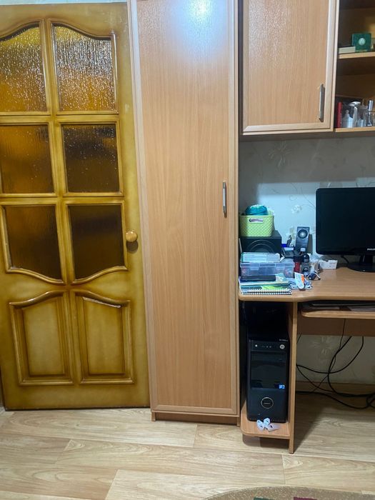 Продаётся компьютерный стол и шкаф