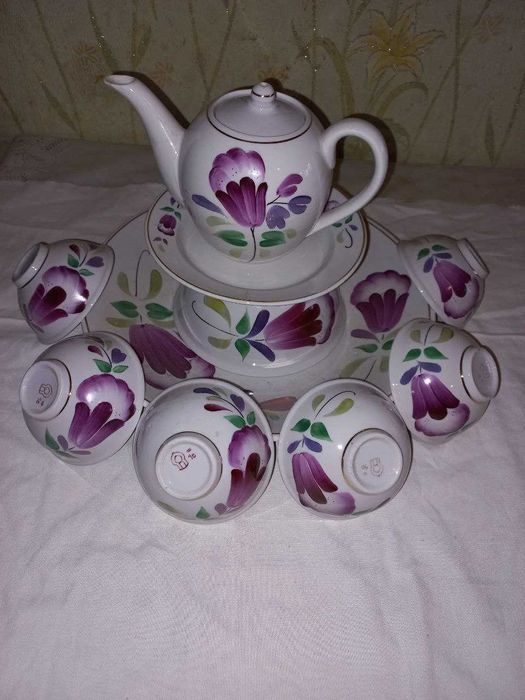 Сервизы чайные "в ассортименте (смотрите фото) по 9 предметов. Новые.