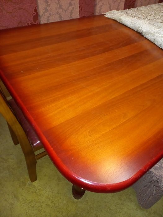 Продаётся стол и 8 стулье   в отличном состояниеза