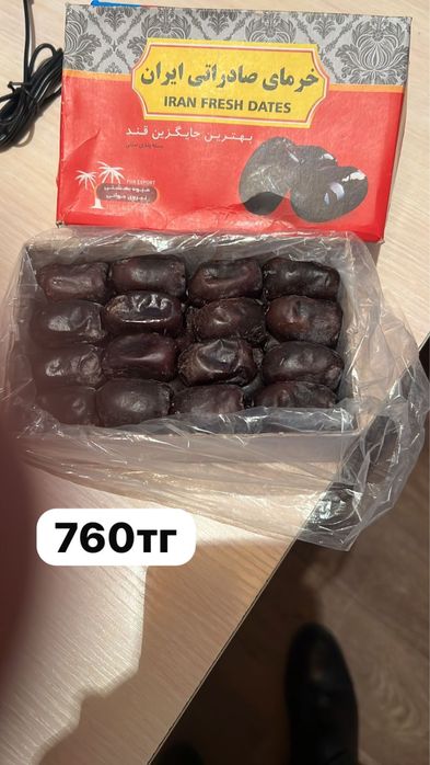 Құрмалар бар көп мөлшерде балғын достовка бар