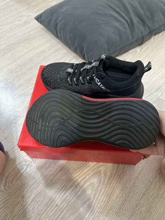 Продам рабочие кроссовки