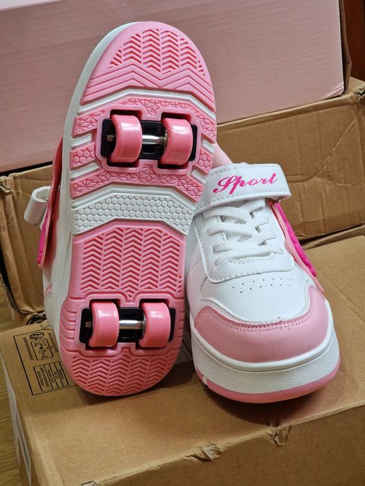 Adidasi cu role detașabile