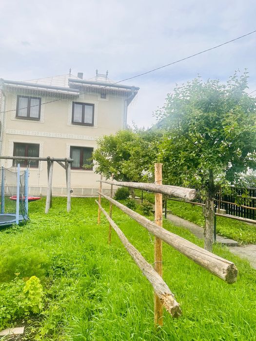 Gospodărie alcătuită din două case individuale, garaj, grajd + anexe