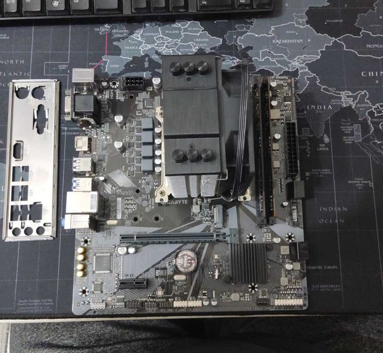 Продам комплект плата+проц+озу+кулер 12400F ddr5