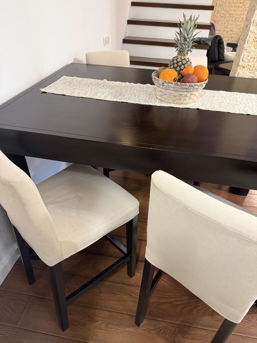 Masa din lemn cu 4 scaune tip bar