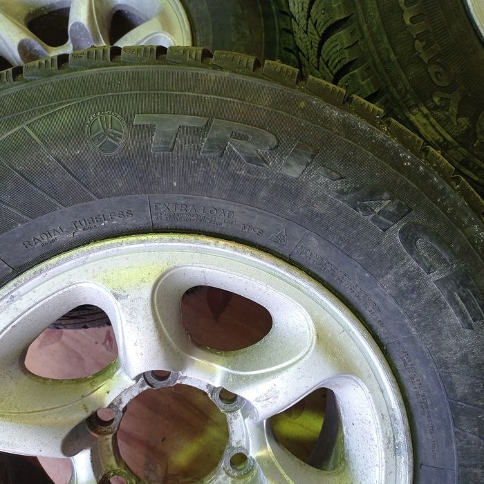 Резина 235/75 r15. Б/у, зимняя