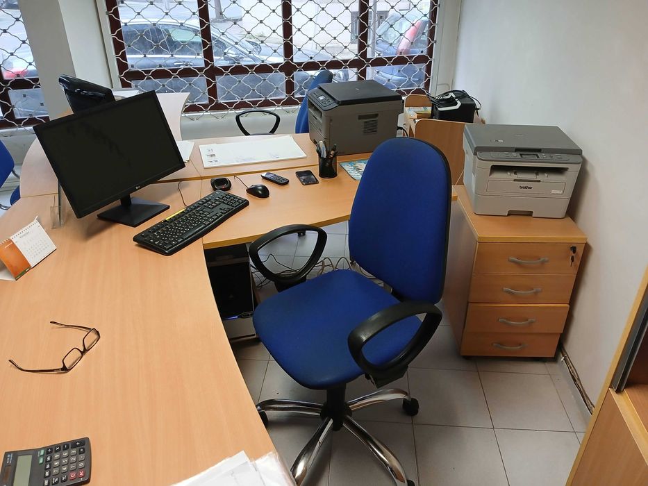 Две офис бюра + странични плотове + контейнер