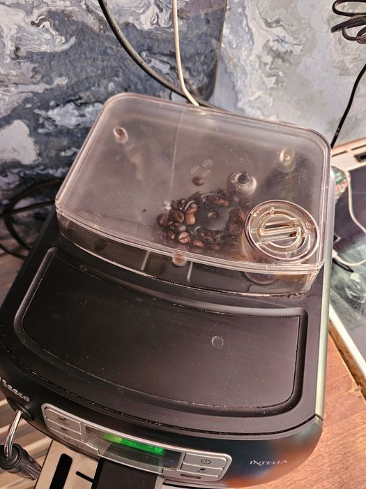 Автоматична кафемашина Saeco Intelia HD8751/11