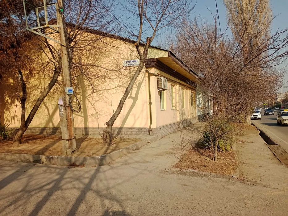 Бизнес-офис қуриш учун қулай жой. Катта кўчада, бурчакда жойлашган.