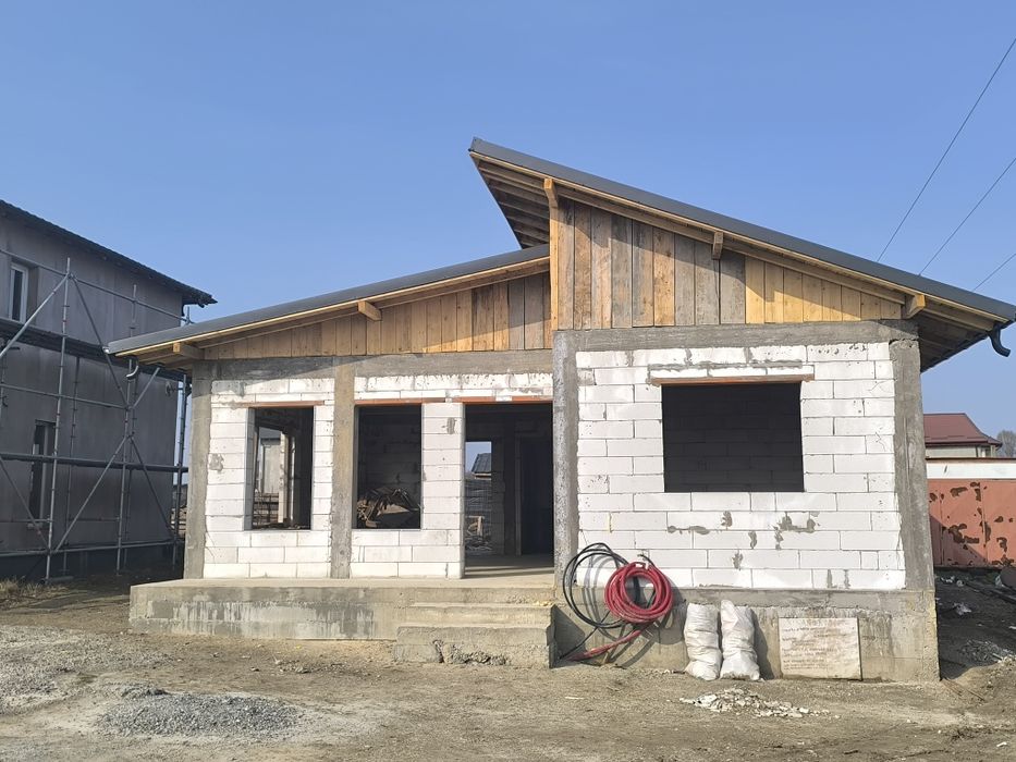 Casa moderna si spatioasa spre vanzare .