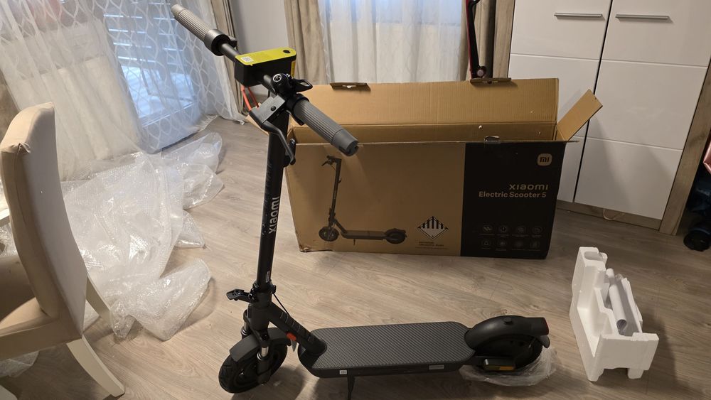 Vand sau schimb cu telefon trotineta electrica Xiaomi Electric Scooter 5, putere motor 350 W, autonomie max. 60 Km, la cutie noua neactivata, sigilata