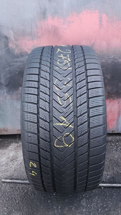 1брой зимна гума  275/35/19 Gripmax 
dot24 
7mm
Много добро състояние