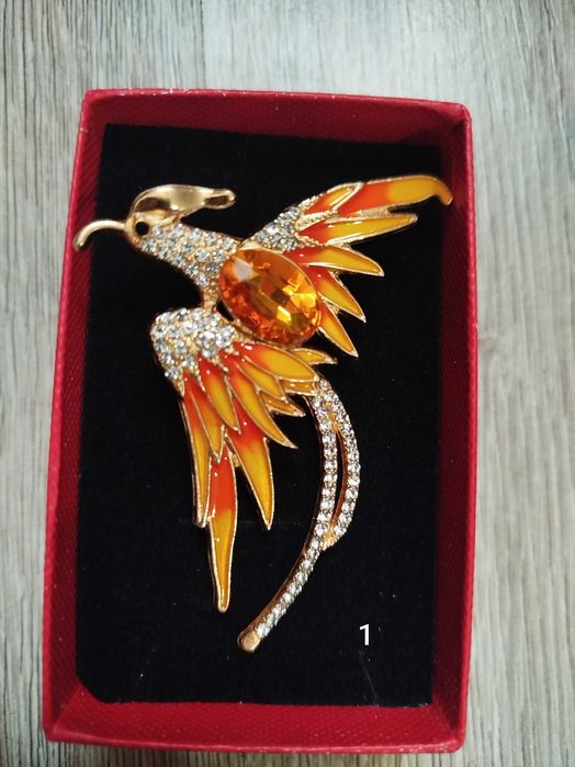 Страхотни брошка в кутия