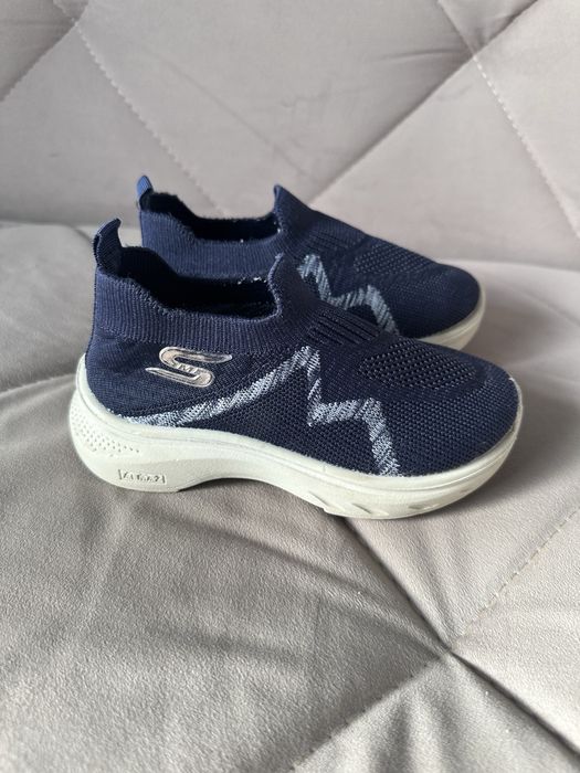 Продаются детские кроссовки сеточные