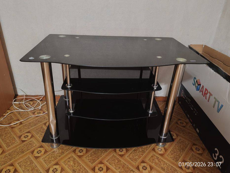 Продам столик стекляеный