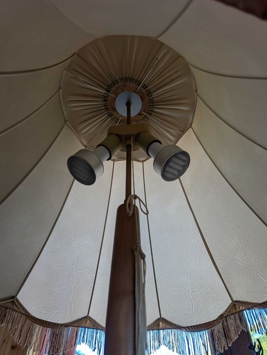 Ретро стойка лампа с класически абажур