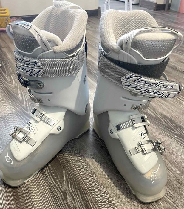 Ски обувки, еднократно използвани