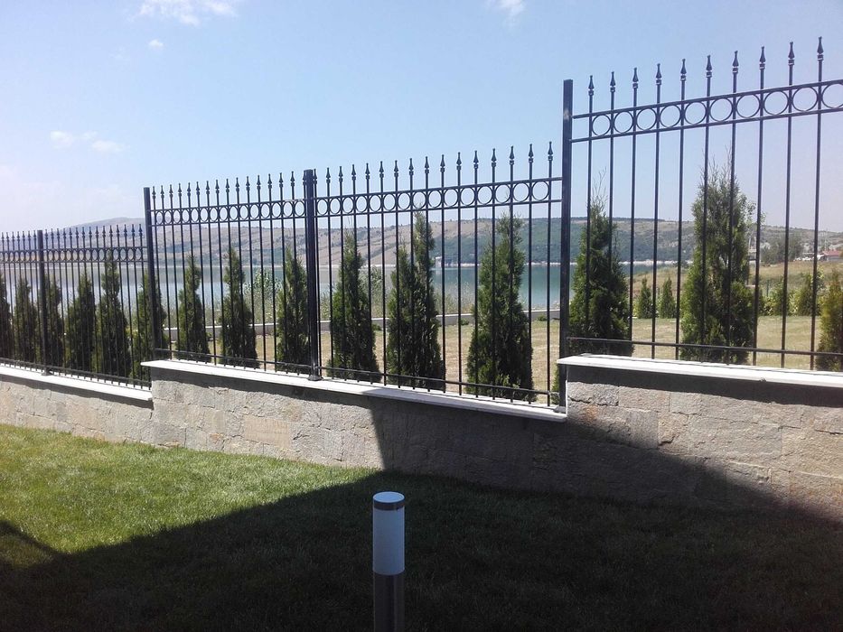 Метални огради,портали парапети,халета от термопанели