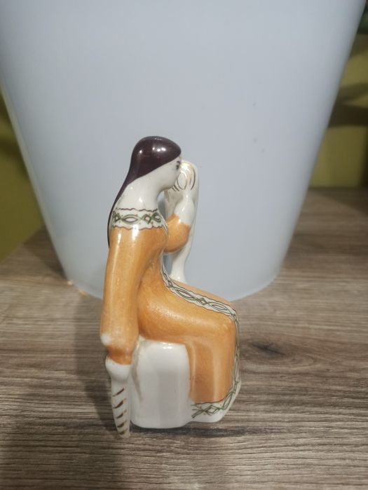 Статуэтка Девушка с прялкой