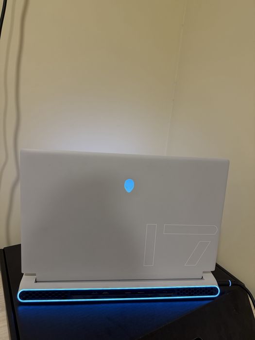 Геймърски лаптоп Dell Alienware X17 R2 + подарък мишка и охлаждаща поставка