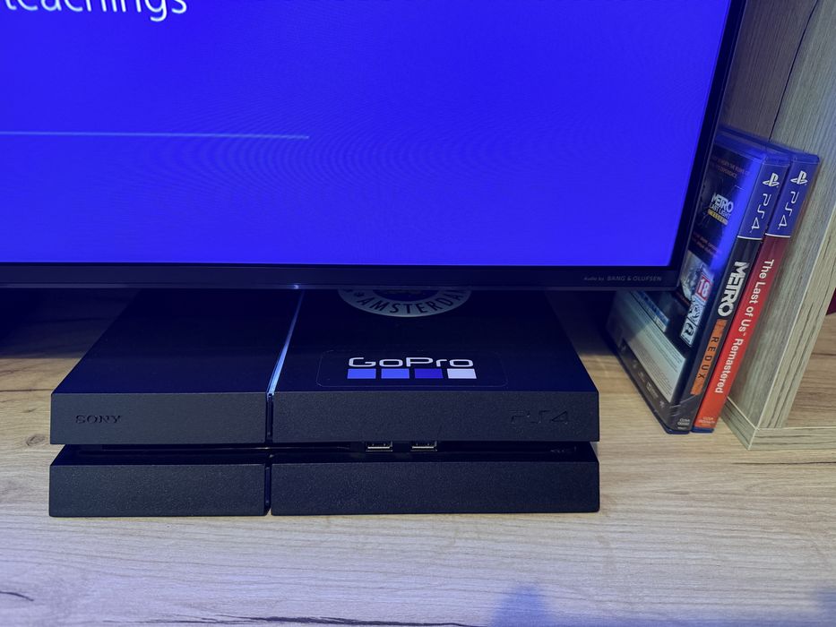 Sony PlayStation 4 500GB + Controller + Jocuri pe Disc