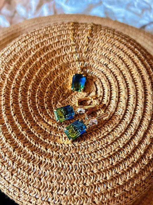 Златист комплект бижута - обеци и колие