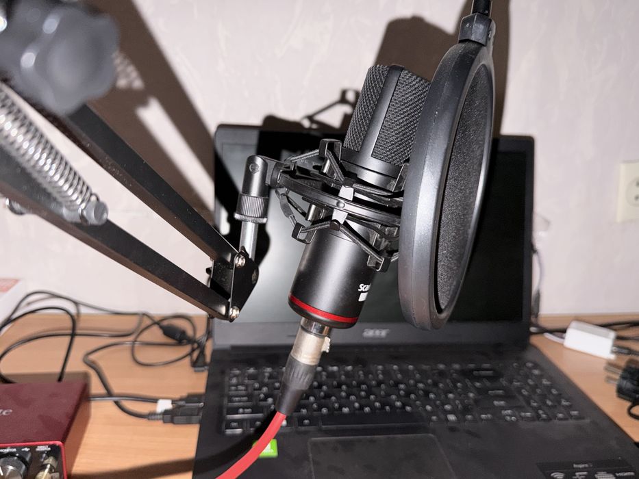 Focusrite scarlett solo studio + стойка