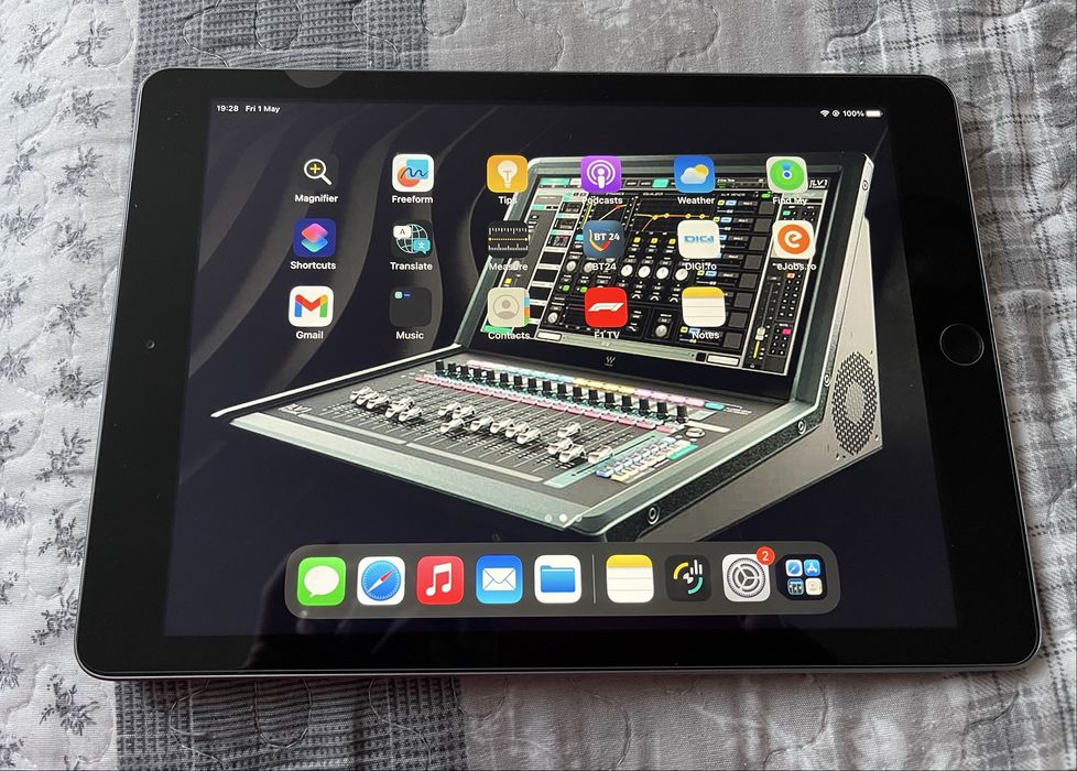 iPad (9.7-inch, generația a 5-a) 32 GB. Wi Fi cu husa, incarcator