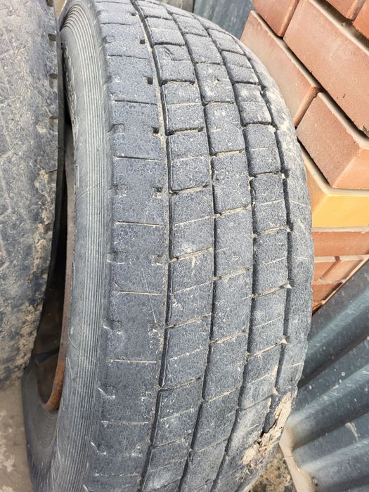 Грузовые шины с дисками.
