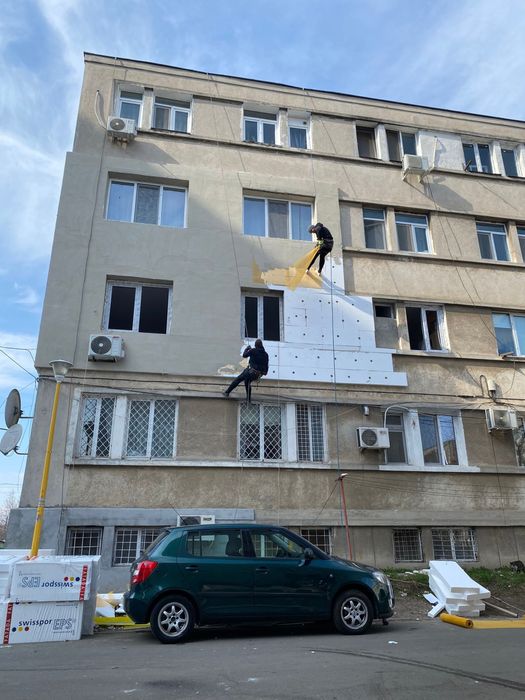 Alpinisti utilitari executam izolatii exterioare 150 lei/mp