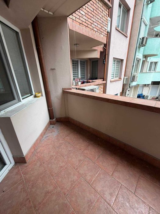 Тристаен апартамент с гараж до ВМИ