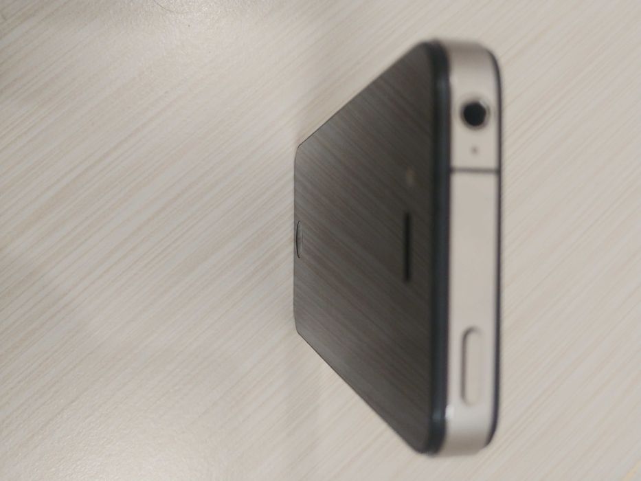 iPhone 4 + зарядно