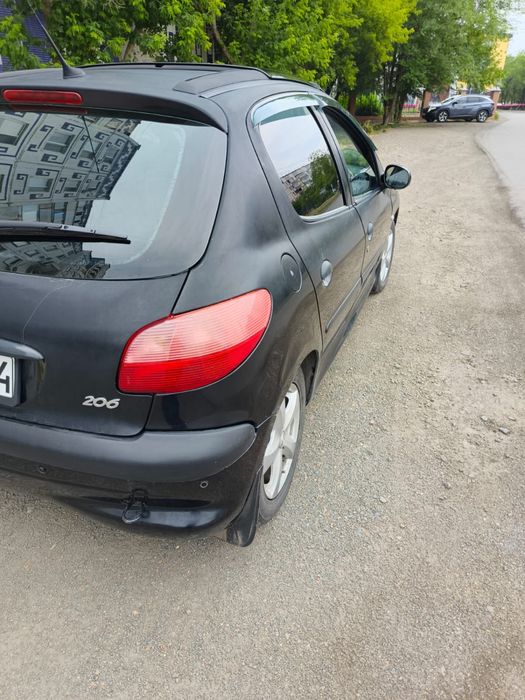 Машина Peugeot 206