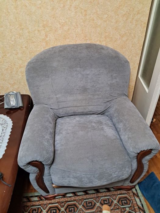 Продаётся диван и два кресла и кровать .