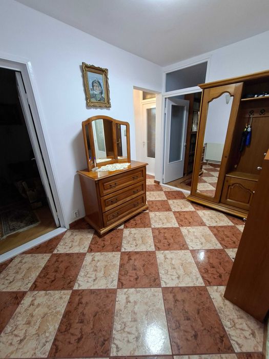 Inchiriez apartament 3 camere, zona Valea Aurie
