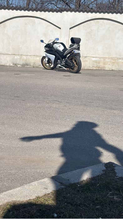 Vand yamaha yzf r125  a1 de la 16 ani
