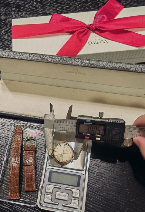 Omega  vintage din aur roz 18k este o bijuterie deosebită.