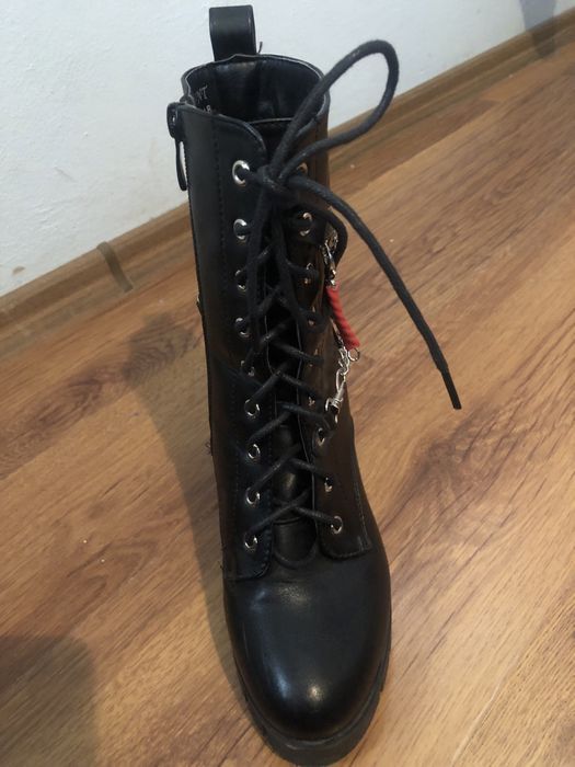 Черни боти с връзки