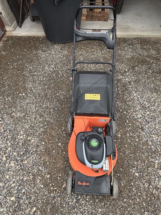 Vand 2 masina de tuns iarba husqvarna si new garda Italia