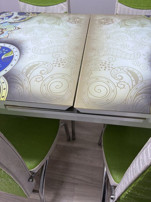 Стол со стулями можно раздвинуть