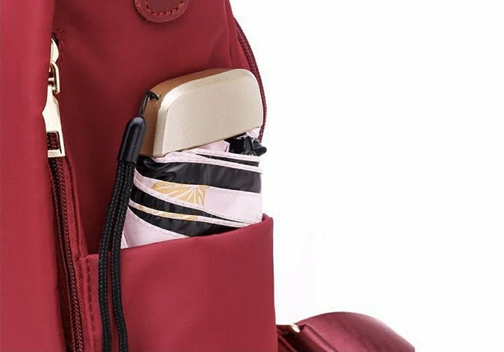 Елегантна дамска раница в бордо - стилна и практична