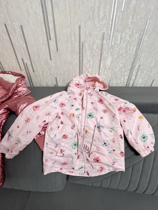 Продам курточки для девочки все за 5000 тг