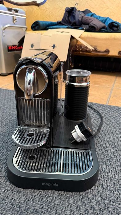 Aparat cu capsule Nespresso MagiMix cu dispozitiv de spumare a laptelui.