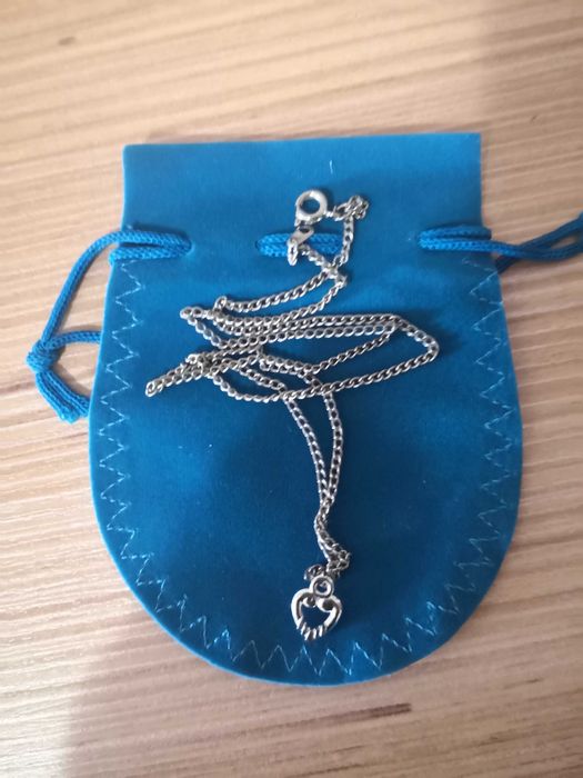 Продавам,

малък нежен сребърен, дамски, медальон с синджир-20лв.