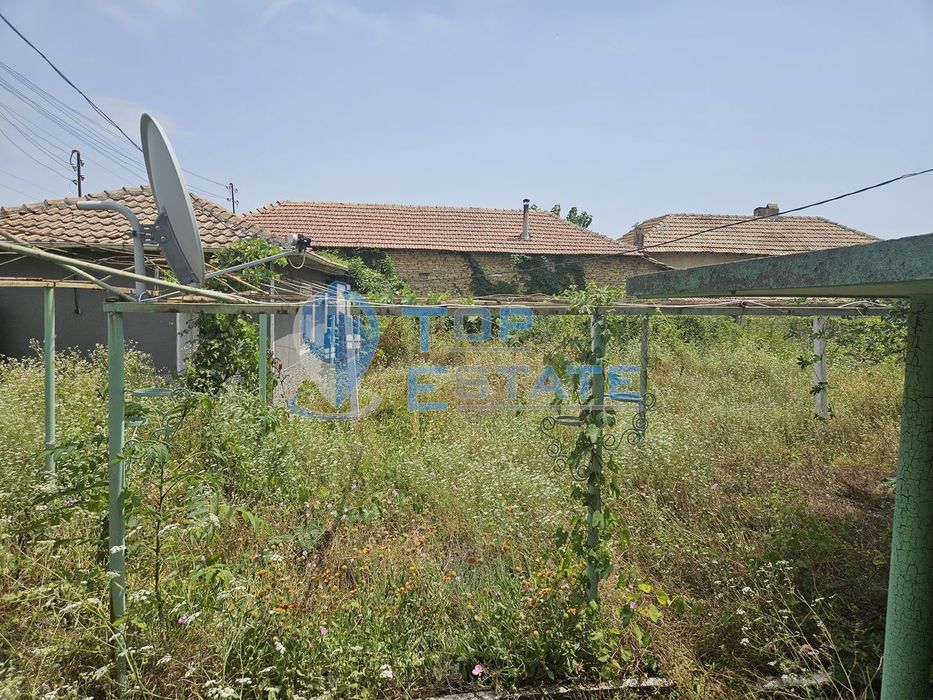 Тухлена здрава къща с кладенец в село Долна Липница