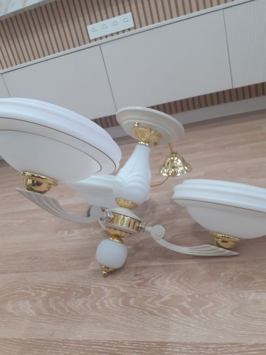 Продам  3-х рожковую люстру